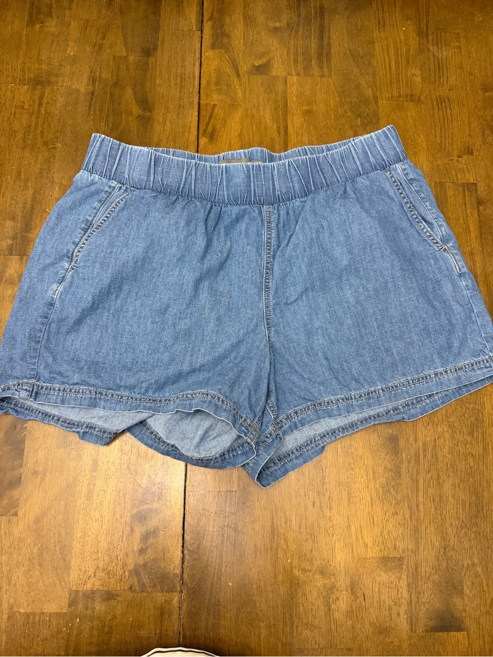 Torrid Size 1 Light Wash Denim Chambray Pull On Shorts